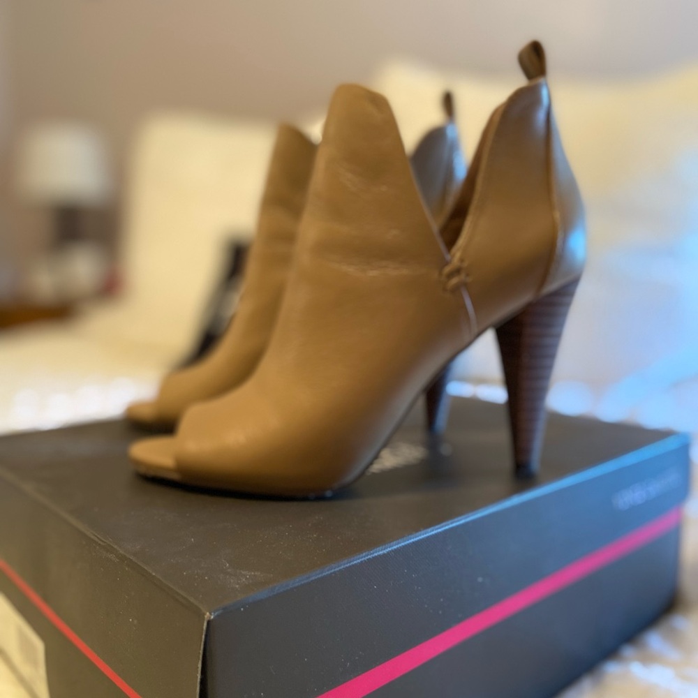 Gorgeous Vince Camuto Allanna Peep Toe Heels Size 7